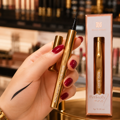 آيلاينر سائل Rose Berry بتصميم ذهبي فاخر وطرف رفيع لرسم خط دقيق وجذاب بسهولة. Cos120526-23