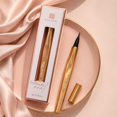 آيلاينر سائل Rose Berry بتصميم ذهبي فاخر وطرف رفيع لرسم خط دقيق وجذاب بسهولة. Cos120526-23