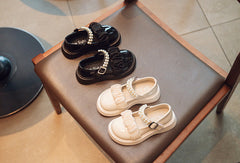 WDY260924-6 حذاء بناتي للأعياد والمناسبات مزين باللولو طبي ومريح