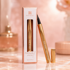 آيلاينر سائل Rose Berry بتصميم ذهبي فاخر وطرف رفيع لرسم خط دقيق وجذاب بسهولة. Cos120526-23